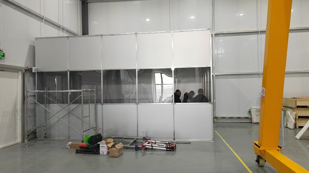 如何確保鋁塑板百級(jí)潔凈棚的氣流均勻性，避免局部污染？